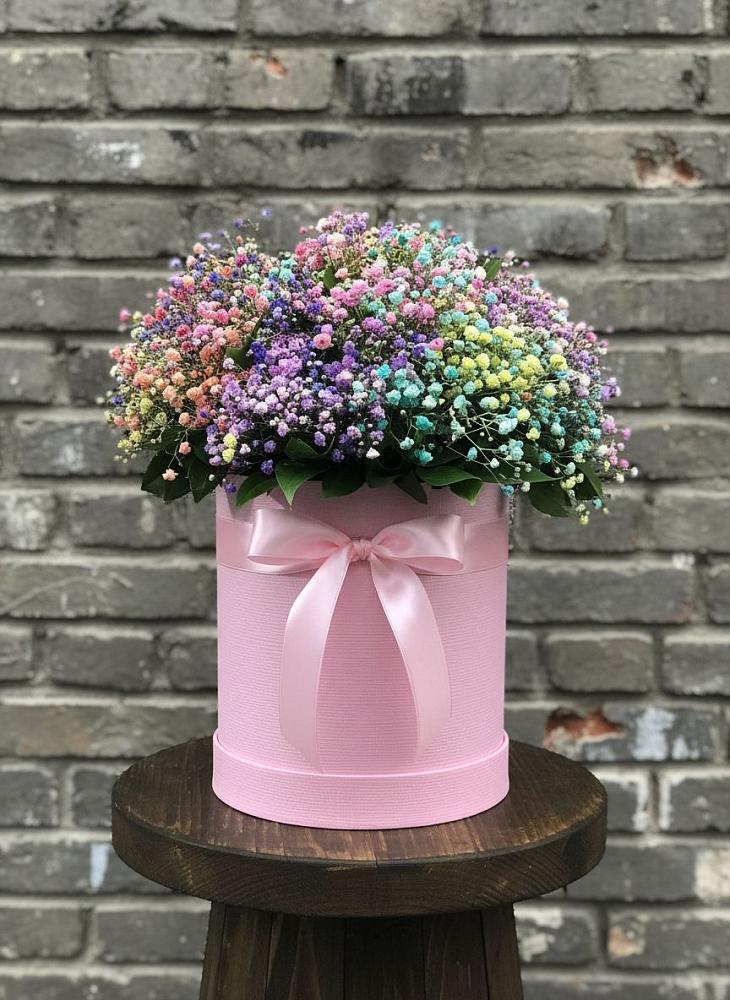 Цветочная композиция из Гипсофила и Розы в шляпной коробке в Партизанске
