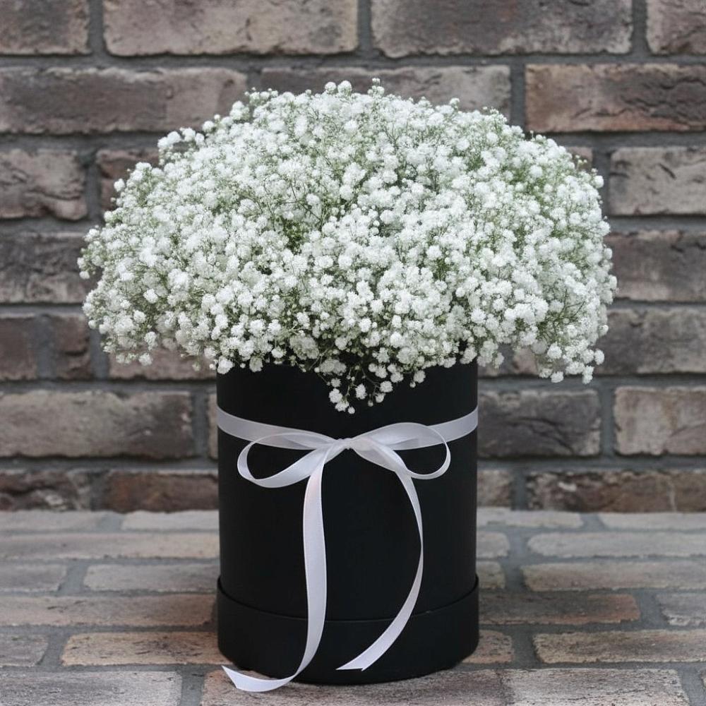 Цветочная композиция из Гипсофила в шляпной коробке в Партизанске