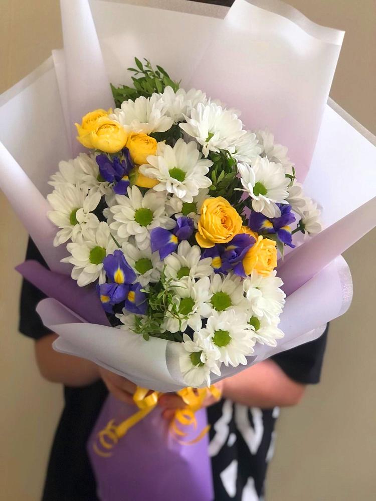 Букет цветов из: Ирисы, Хризантемы и Розы в Партизанске