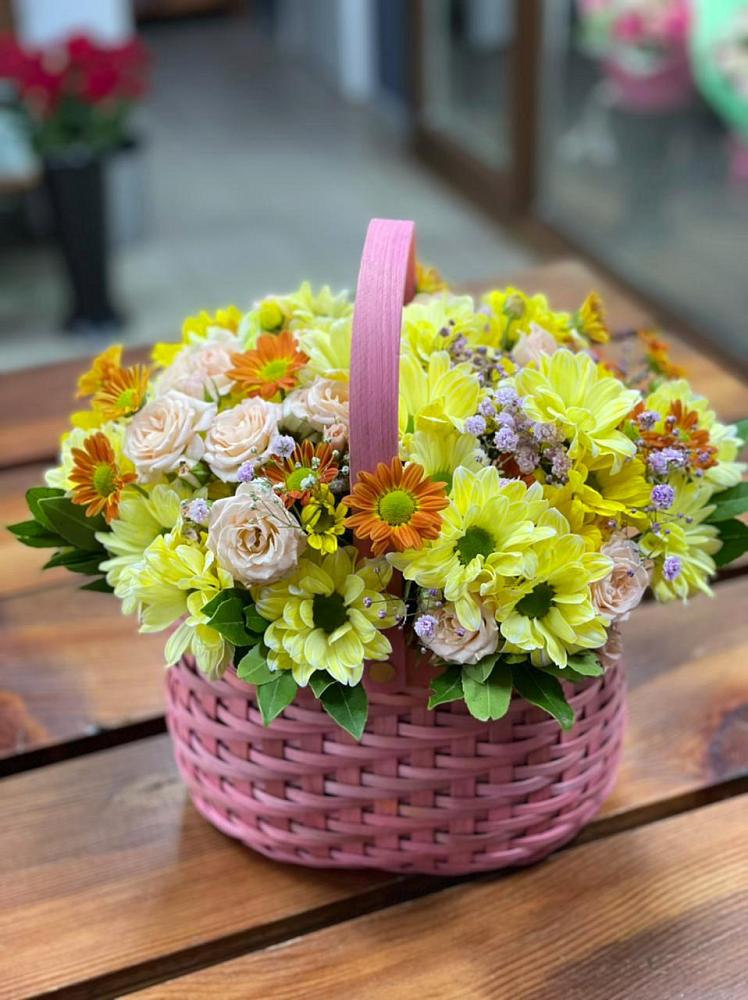 Цветочная композиция из Хризантемы и Розы в корзине в Партизанске