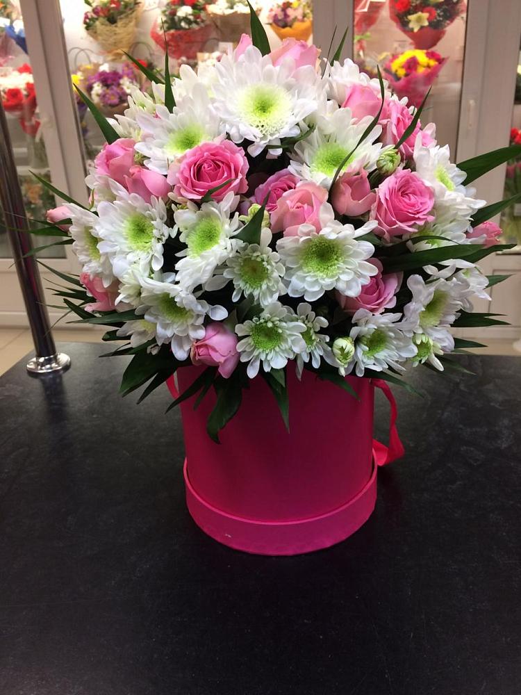 Цветочная композиция из Розы и Хризантемы в шляпной коробке в Партизанске