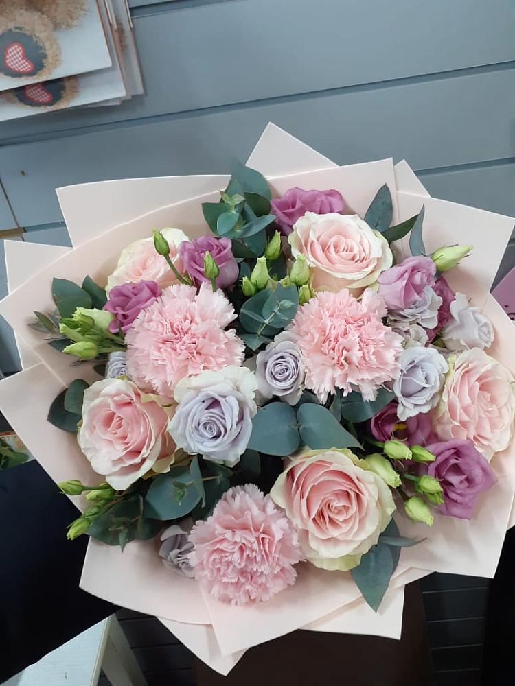 Букет цветов из: Розы, Гвоздики и Лизиантусы в Партизанске